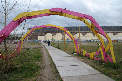 909660 Gezicht op de toegang naar de Ping Pong Club, gevestigd in de voormalige HTMU-loods van de N.S. op het vroegere ...